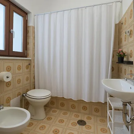5 Min From Bus Stop- Wi-fi & Relax- *